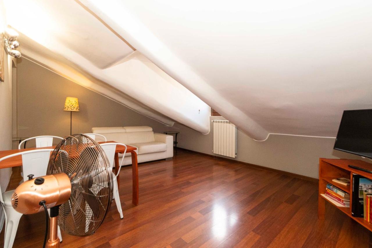 San Salvario Apt With Balcony Turin Bagian luar foto