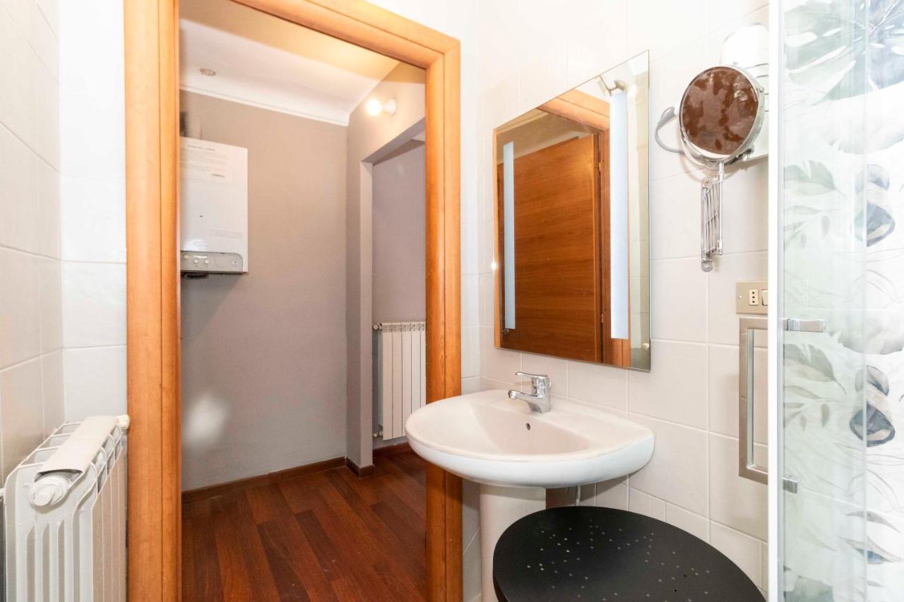 San Salvario Apt With Balcony Turin Bagian luar foto